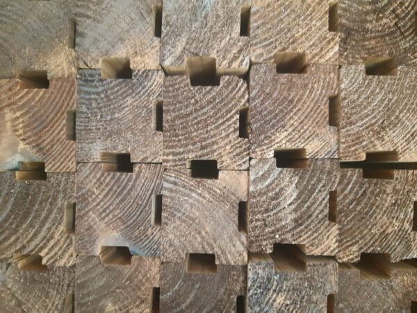 Hranoly hobľované 42x45 termoborovica – detail povrchu