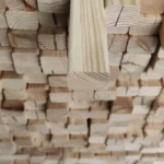 Hobľované hranoly 28×45 AB – sibírsky smrekovec, pevné a odolné drevo pre exteriér