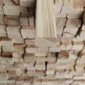 Hobľované hranoly 28×45 AB – sibírsky smrekovec, pevné a odolné drevo pre exteriér